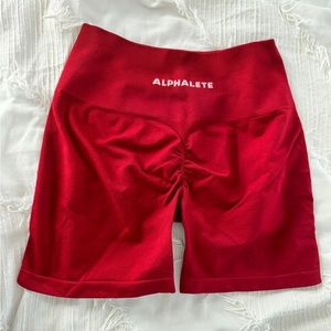 ALPHALETE AMPLIFY SHORT 4.5”Scarlett